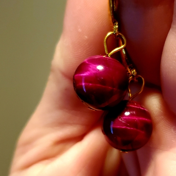 New Gold Peacock and Round Red Tiger Eye Gem Earrings. - Picture 5 of 11